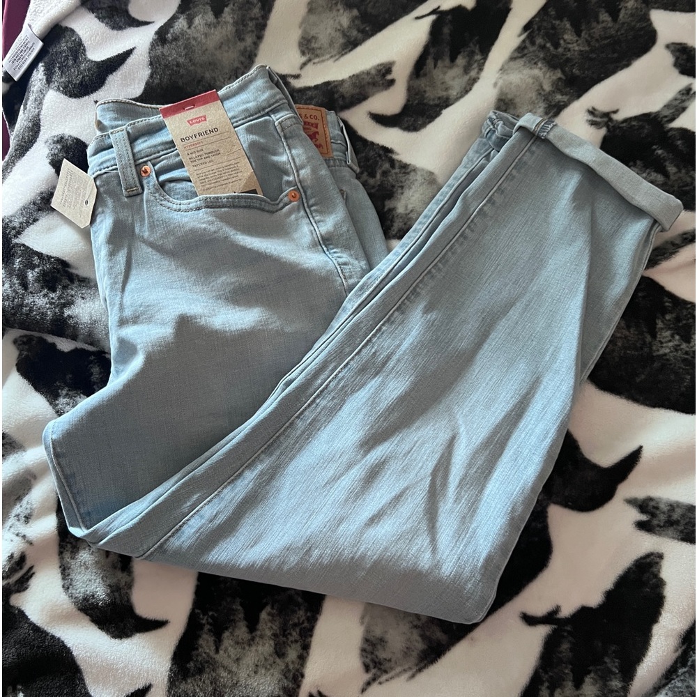 Light Wash Levi’s Boyfriend Jeans